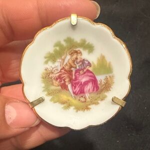 Elegant Gold and White Porcelain Brooch